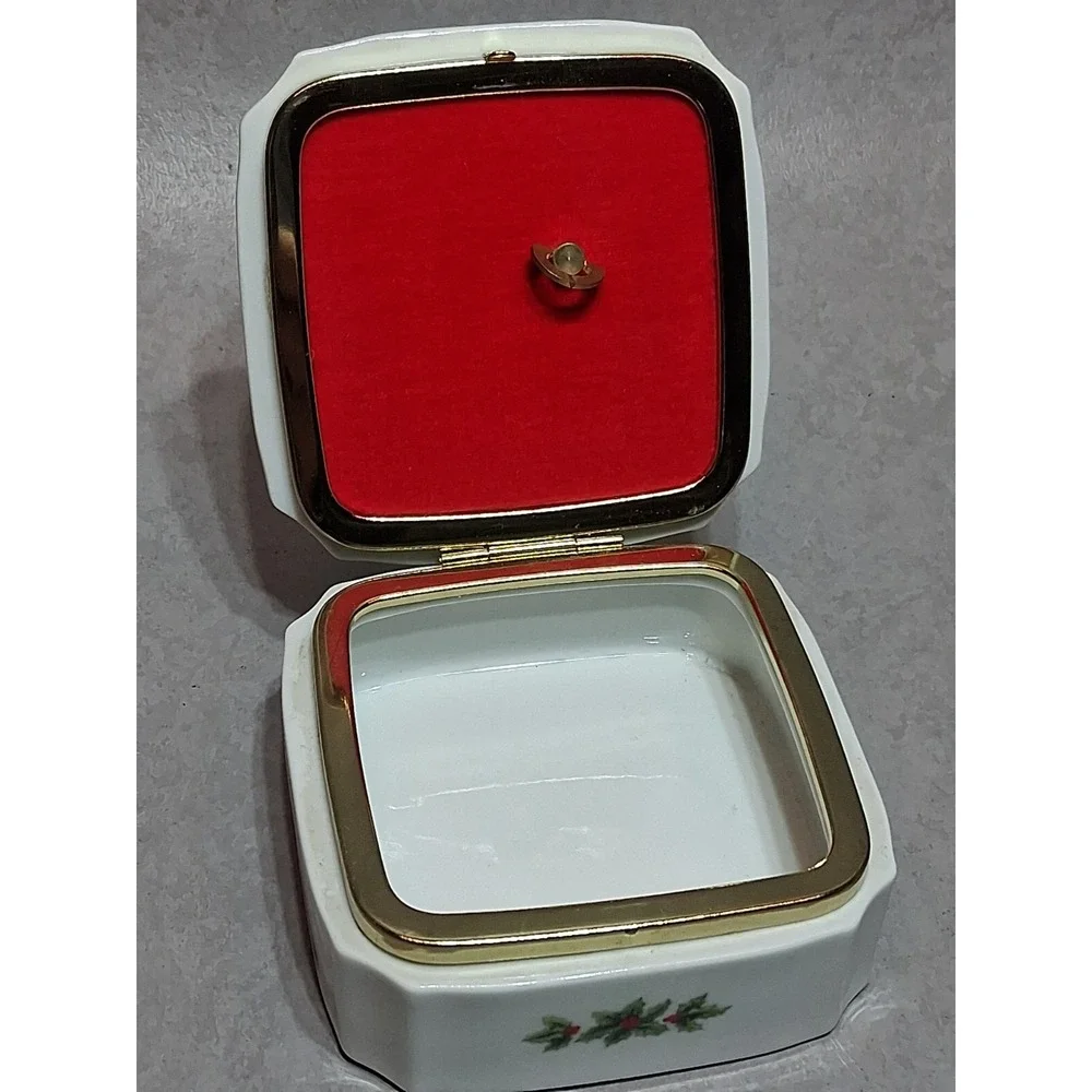 Heritage House Porcelain Music Box Melodies of Christmas Silent Night Ed. 1987